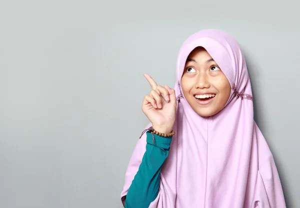 Muslimská dívka směřující nahoru — Stock fotografie