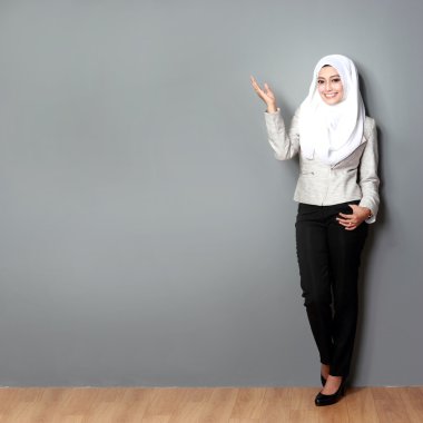Asyalı kadın boşaltmak sunulması