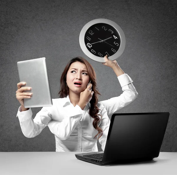 Zaneprázdněný multitasking podnikatelka — Stock fotografie