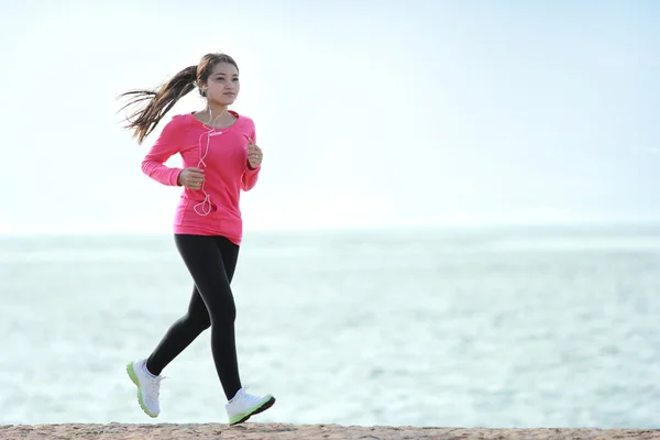 Beautiful girl running on the beach — Stock Photo, Image