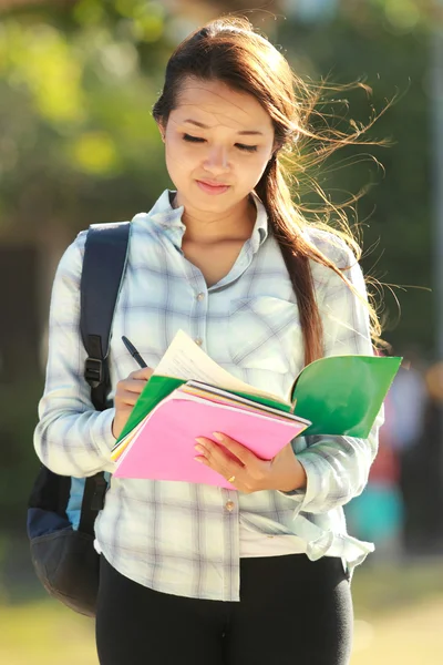 Jonge vrouw met boeken — Stockfoto