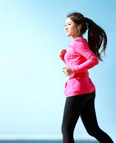 Hermosa chica corriendo en la playa — Foto de Stock