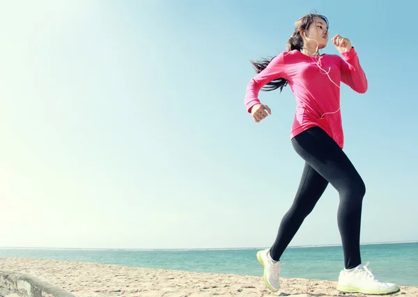 Beautiful girl running on the beach — Stock Photo, Image