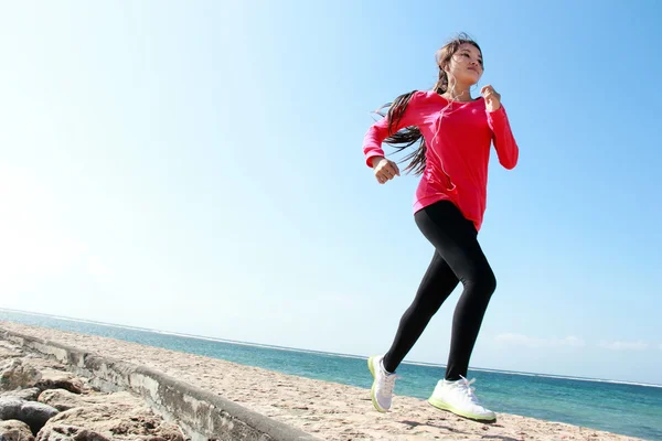 Beautiful girl running on the beach — Stock Photo, Image