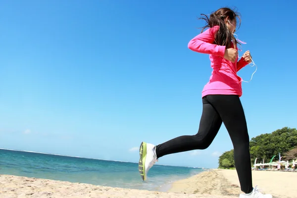 Belle fille courir sur la plage — Photo