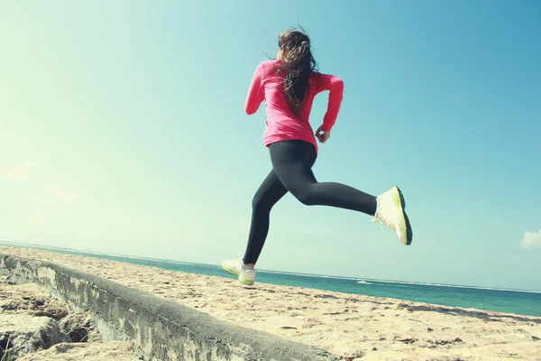 Beautiful girl running on the beach — Stock Photo, Image