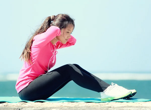 Vrouw doen training in het strand — Stockfoto