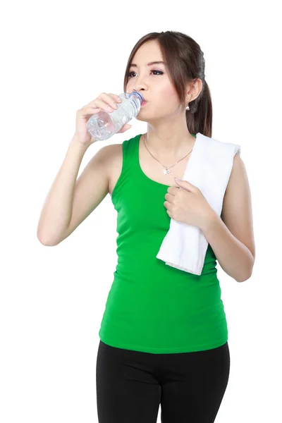 Smiling fitness woman drinking water — Stock Photo, Image