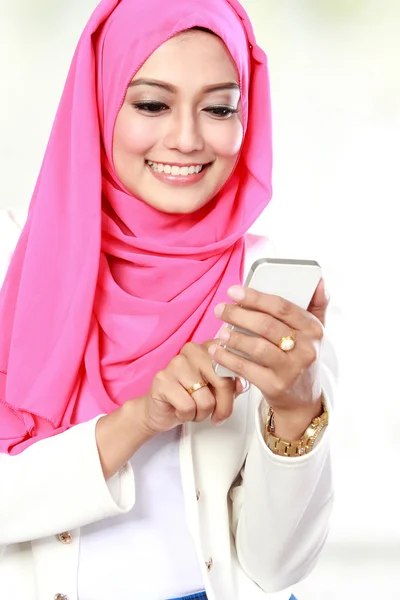 Atraente asiático mulher usando celular — Fotografia de Stock