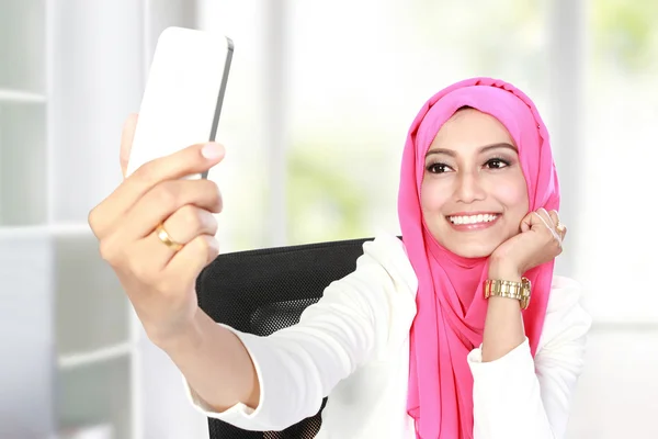 Junge schöne Frau macht Selfie — Stockfoto