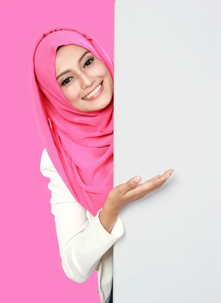 Mujer con tablero en blanco — Foto de Stock