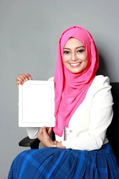 Mulher mostrando tela tablet em branco — Fotografia de Stock