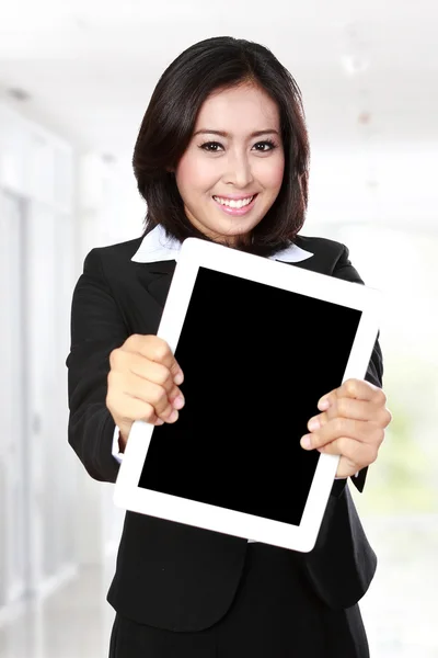 Geschäftsfrau zeigt Tablet — Stockfoto