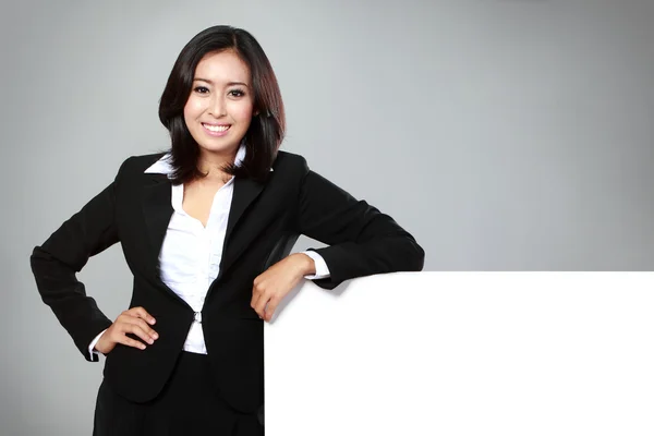 Geschäftsfrau mit einer leeren Plakatwand — Stockfoto