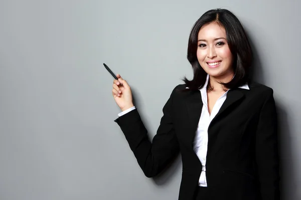 Mujer de negocios presentando — Foto de Stock