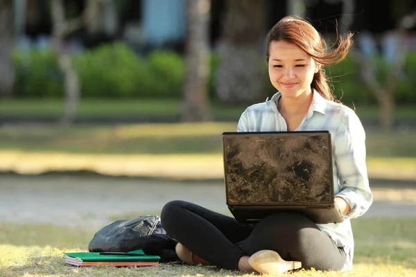 노트북과 책에 함께 앉아 여자 — 스톡 사진