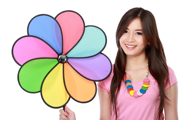 Mladá asijská žena s barevnými větrný mlýn — Stock fotografie