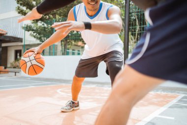 Basketbolcuların elinde top taşıma tekniği yüksekti.