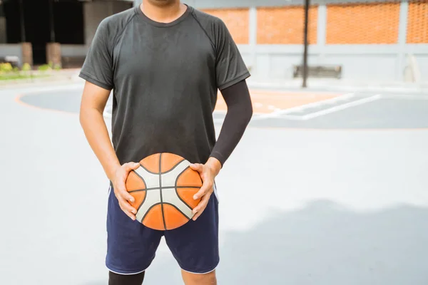 Zblízka basketbalisty ruku držící basketbal — Stock fotografie