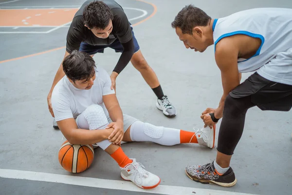 Duas Bolas Do Basquetebol Que Estão Sendo Jogadas Na Cesta Ao Mesmo Tempo  Foto de Stock - Imagem de carros, menino: 140485258