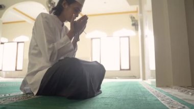Müslüman bir adam camide namaz kılıyor.