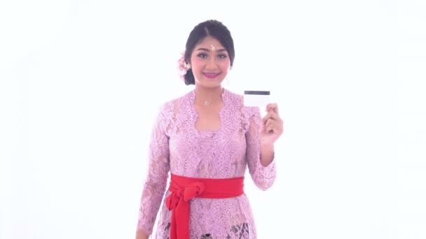 Mujer joven lleva ropa tradicional con tarjeta de crédito — Vídeos de Stock