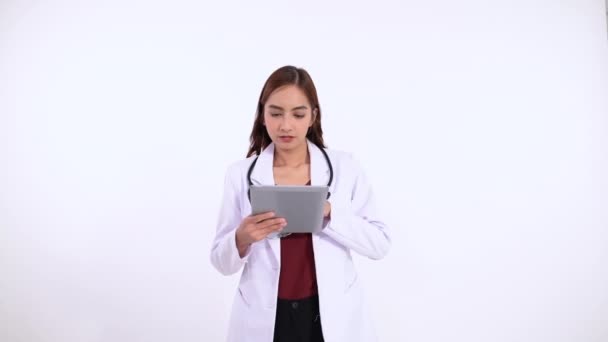 Uzun saçlı kadın doktor tablet kullanırken kafasını karıştırıyor — Stok video