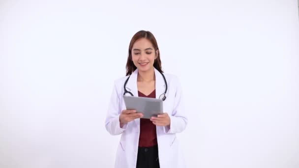 Arts glimlacht met een gebaar tonen het scherm van een pad naar de camera — Stockvideo