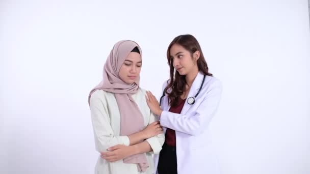 Ανήσυχη γυναίκα με μαντίλα και γυναίκα γιατρός με χώρο — Αρχείο Βίντεο