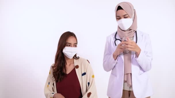 Asyalı Hasta Coronavirüs 'e karşı doktor tarafından aşı oluyor — Stok video