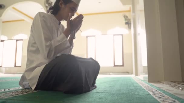 Muž muslim dělá modlitbu v mešitě — Stock video