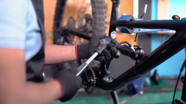 Механики рука об руку перчатки с помощью насоса манометра для регулировки подвески — стоковое видео