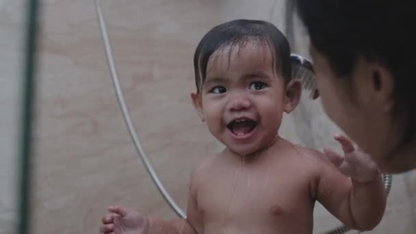 Азиатский ребенок принимает душ в ванной комнате — стоковое видео