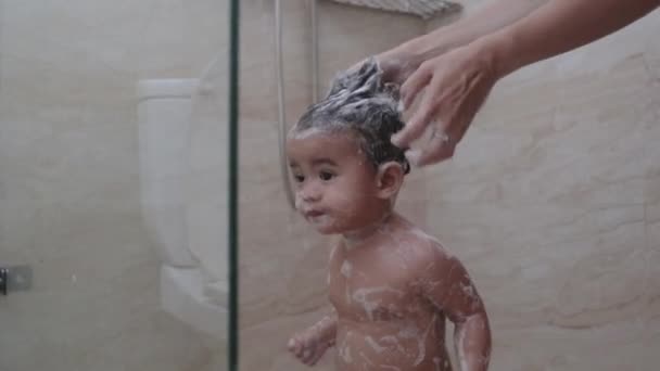 Asiatique tout-petit prendre douche dans salle de bain lavage des cheveux — Video