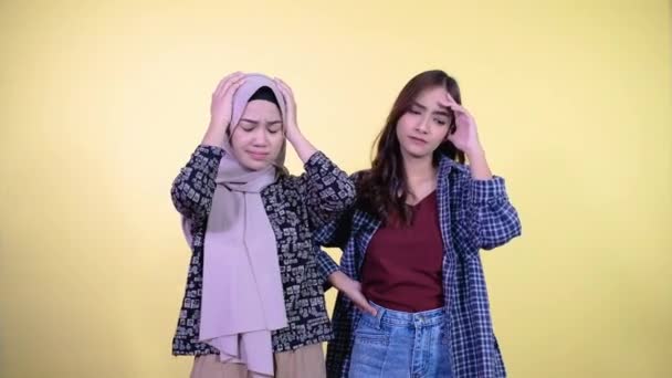 Dos mujeres con expresiones confusas mientras tienen problemas — Vídeos de Stock