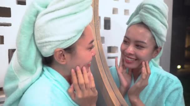 Женщина, глядя на отражение в зеркале с чистым свежим прикосновением кожи — стоковое видео