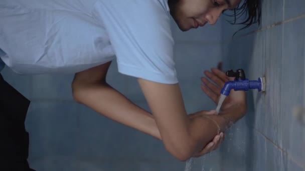 Man moslim uit te voeren ablution wudhu wassen hand — Stockvideo