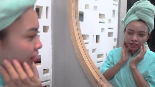 Женщина, глядя на отражение в зеркале с чистым свежим прикосновением кожи — стоковое видео