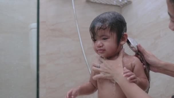 Asiatische Kleinkind unter Dusche im Badezimmer Haare waschen — Stockvideo