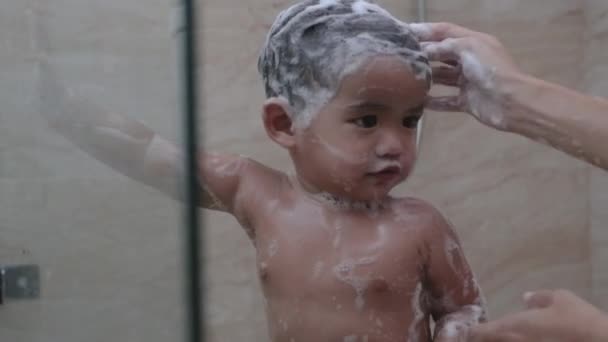 Asiatique tout-petit prendre douche dans salle de bain lavage des cheveux — Video