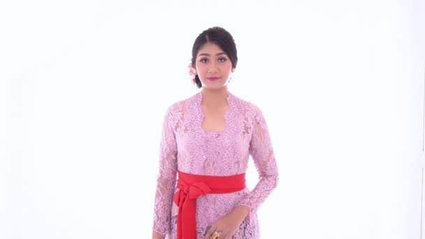 Mujer joven balinesa con la presentación de un producto — Vídeos de Stock