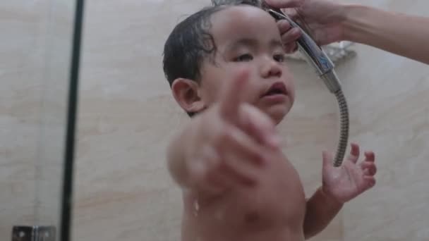 Azjatycki maluch biorąc prysznic w łazience — Wideo stockowe