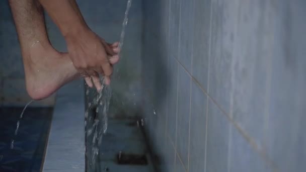 Man moslim uitvoeren ablution wassen voet — Stockvideo