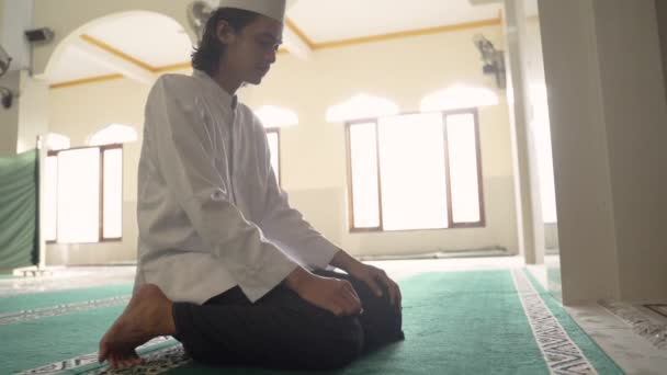 Man muslim doing prayer in the mosque — Stock Video