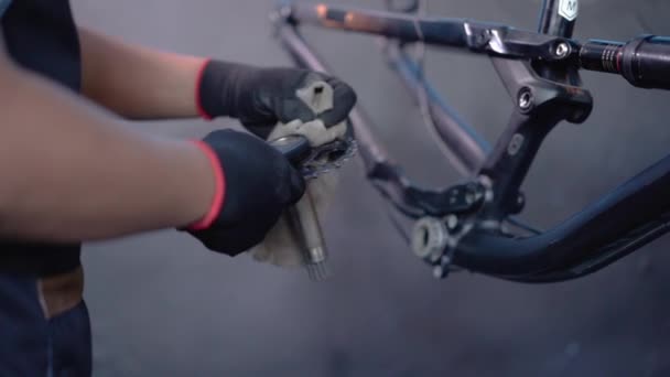 Mecânico de bicicletas ao instalar pedais de bicicleta — Vídeo de Stock