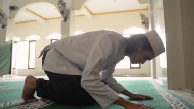 Müslüman bir adam camide namaz kılıyor.