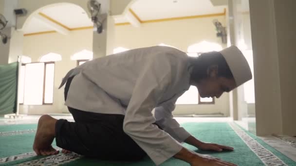 Homem muçulmano fazendo oração na mesquita — Vídeo de Stock