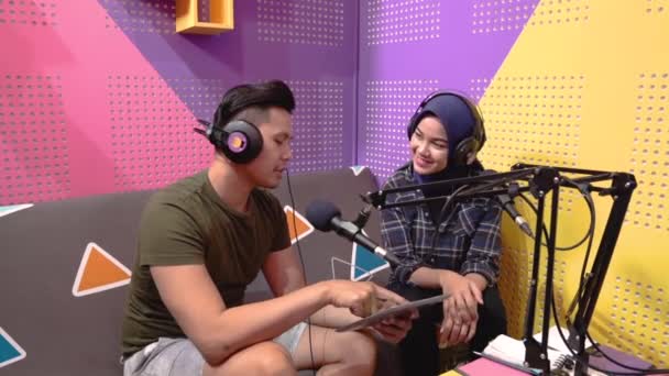 Mujer musulmana grabando podcast con un hombre en el estudio — Vídeo de stock