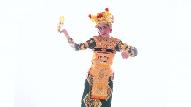 Women wear traditional dance clothes when dancing Balinese — Stock Video