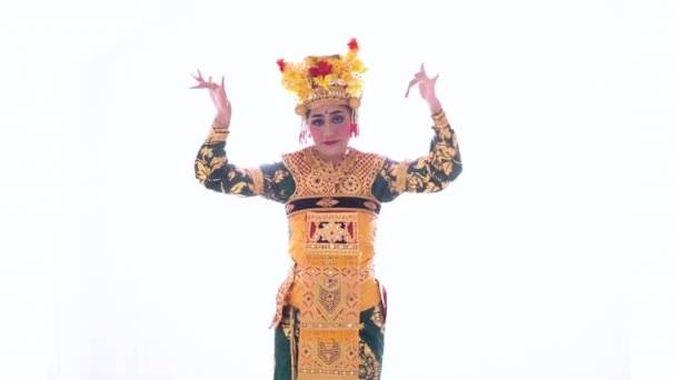 Wanita mengenakan pakaian dansa tradisional ketika menari Bali — Stok Video